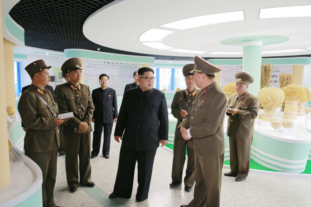 Kim Jong-un a vizitat o fermă, generalii au luat notițe în lanul de orez. Imaginile publicate sunt amuzante și sinistre - Imaginea 8
