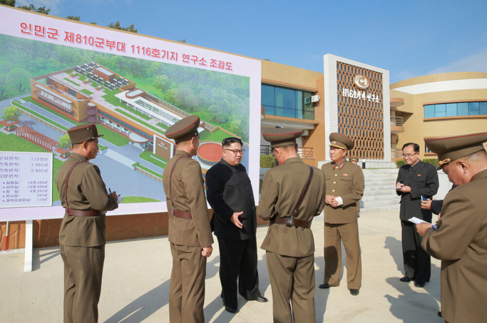 Kim Jong-un a vizitat o fermă, generalii au luat notițe în lanul de orez. Imaginile publicate sunt amuzante și sinistre - Imaginea 7