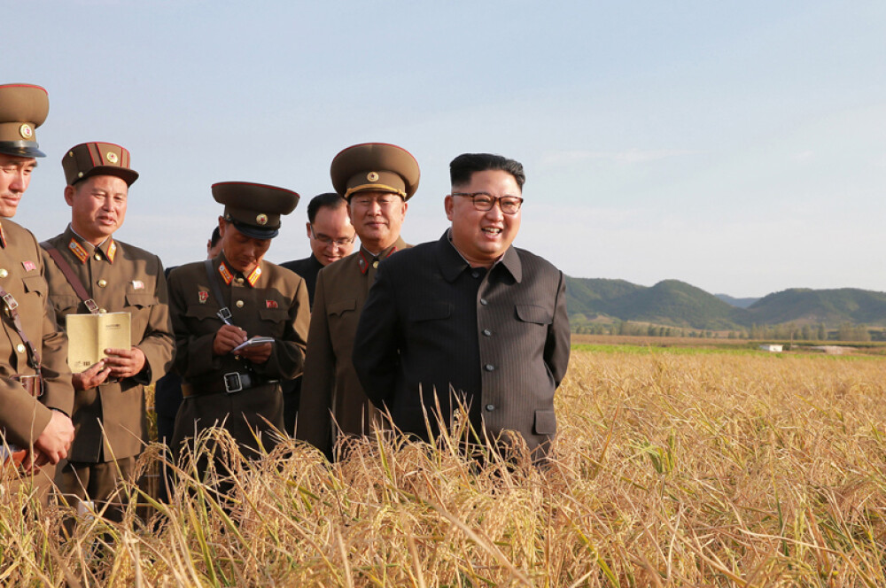 Kim Jong-un a vizitat o fermă, generalii au luat notițe în lanul de orez. Imaginile publicate sunt amuzante și sinistre - Imaginea 5