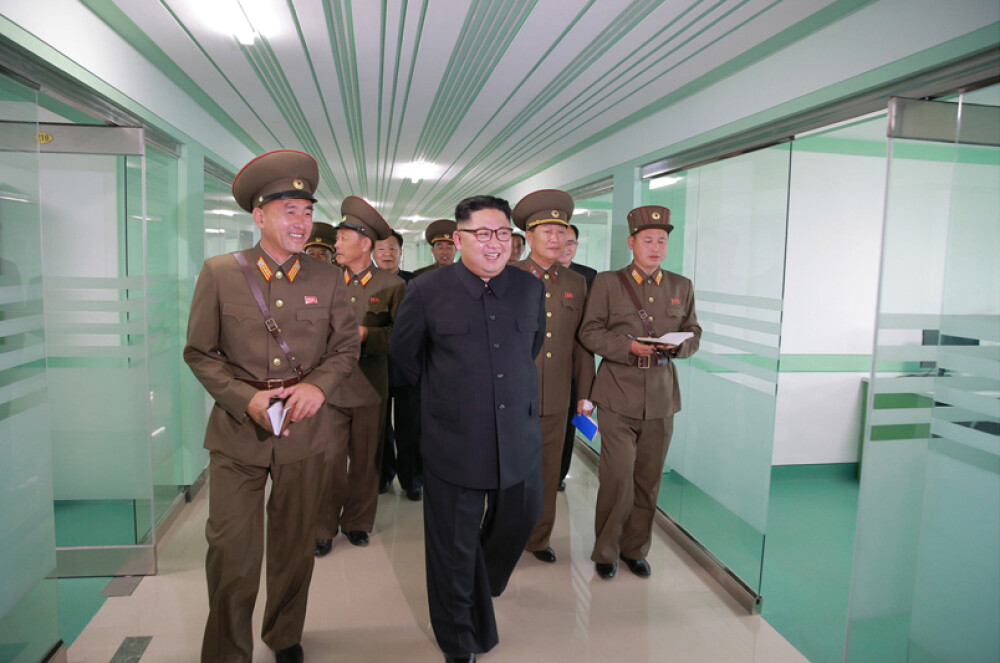 Kim Jong-un a vizitat o fermă, generalii au luat notițe în lanul de orez. Imaginile publicate sunt amuzante și sinistre - Imaginea 1