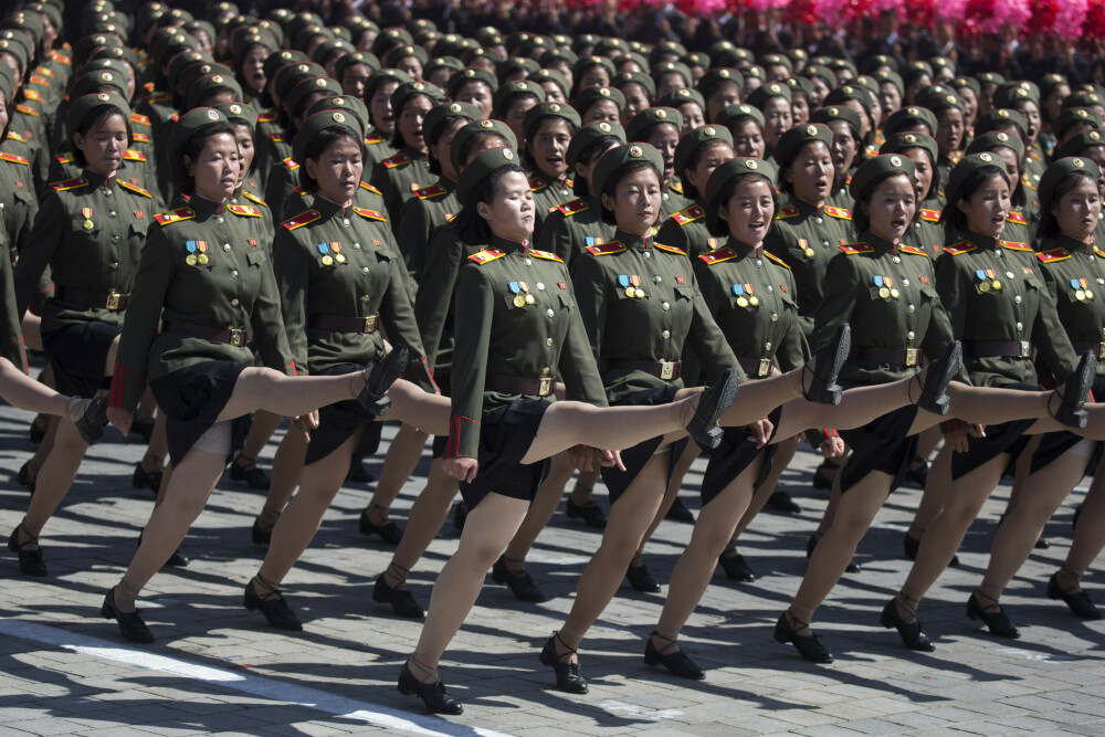 A 70-a aniversare a Coreei de Nord, în imagini. Paradă militară cu 12.000 de soldați - Imaginea 3