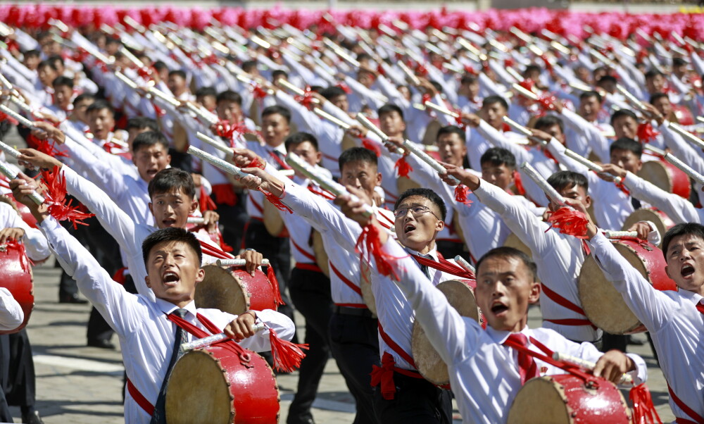 A 70-a aniversare a Coreei de Nord, în imagini. Paradă militară cu 12.000 de soldați - Imaginea 7