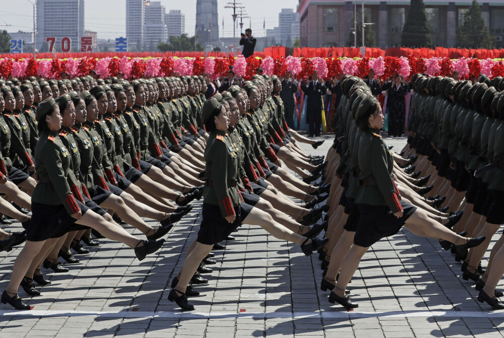 A 70-a aniversare a Coreei de Nord, în imagini. Paradă militară cu 12.000 de soldați - Imaginea 13