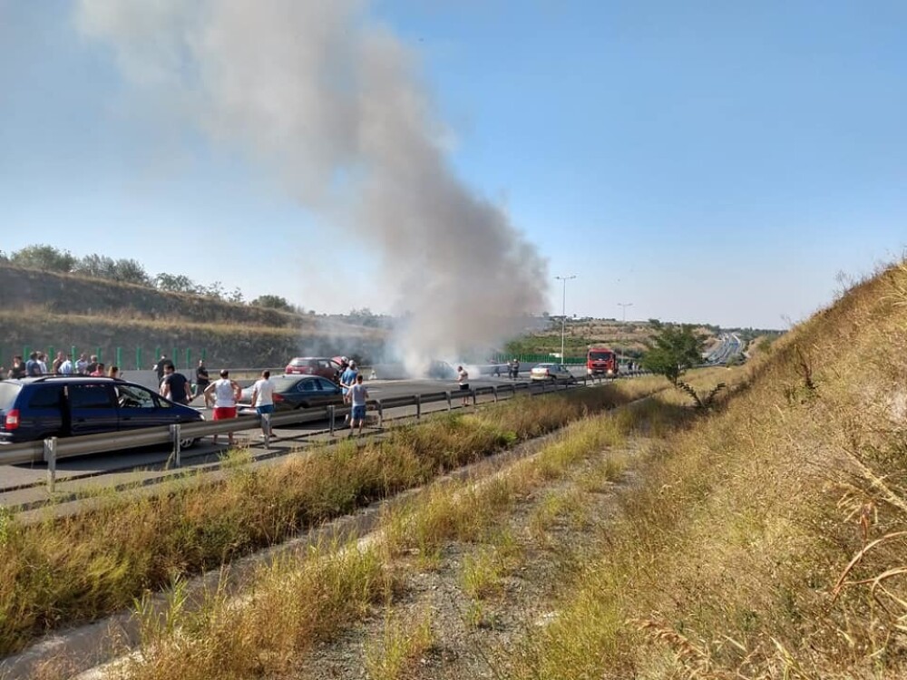 Accident cu 4 mașini pe Autostrada Soarelui. Un autoturism a luat foc. VIDEO - Imaginea 3