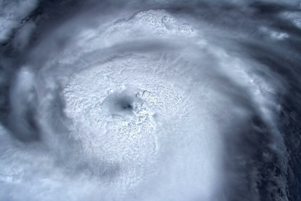 Imagini spectaculoase cu uraganul Dorian, de la NASA. Valurile ar putea atinge 6 m - Imaginea 1