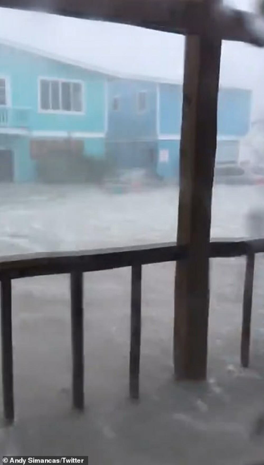 Stare de urgență în SUA. Uraganul Dorian a lovit Bahamas cu rafale de 300 de km/h. GALERIE FOTO - Imaginea 8