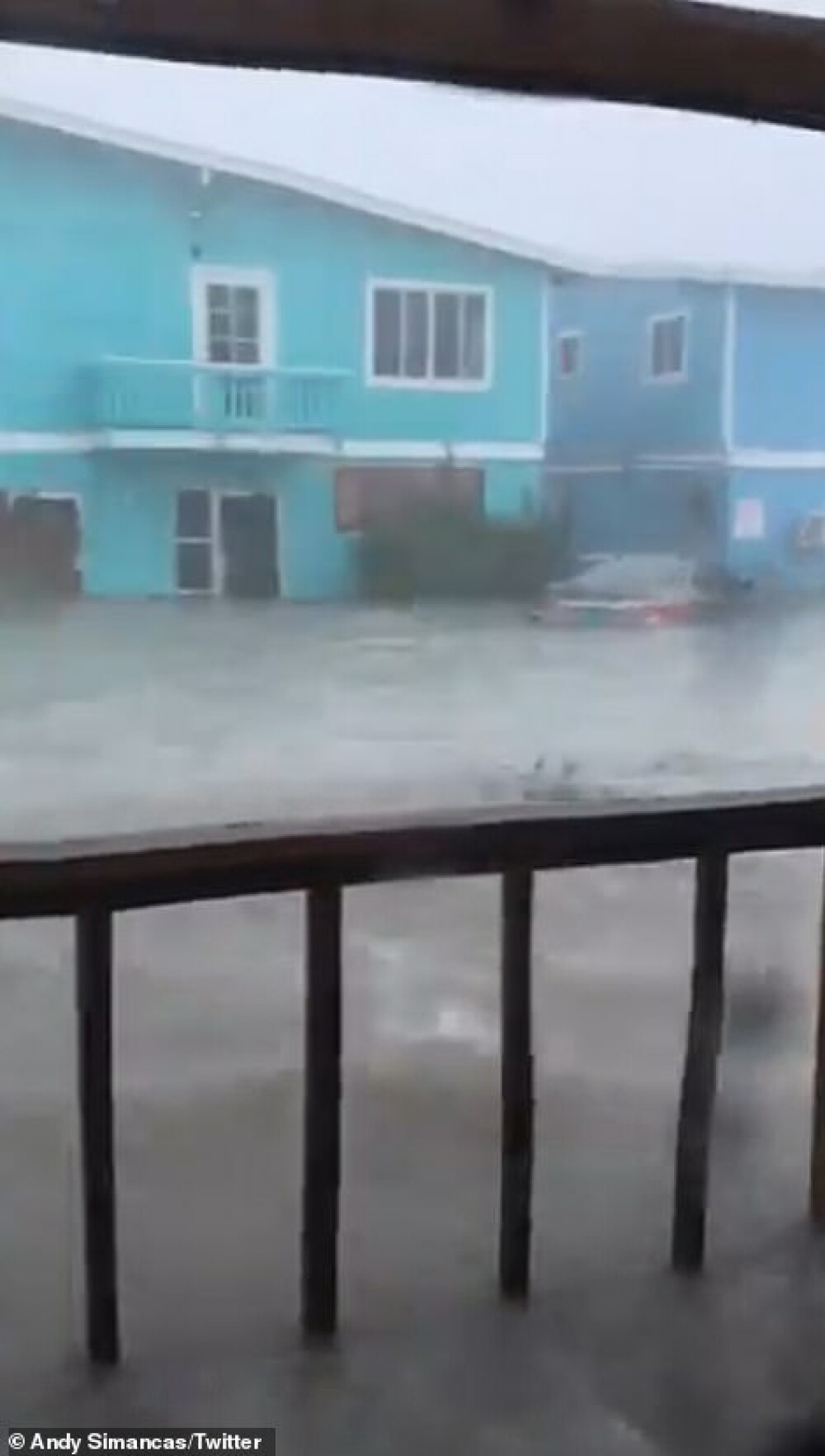 Stare de urgență în SUA. Uraganul Dorian a lovit Bahamas cu rafale de 300 de km/h. GALERIE FOTO - Imaginea 9