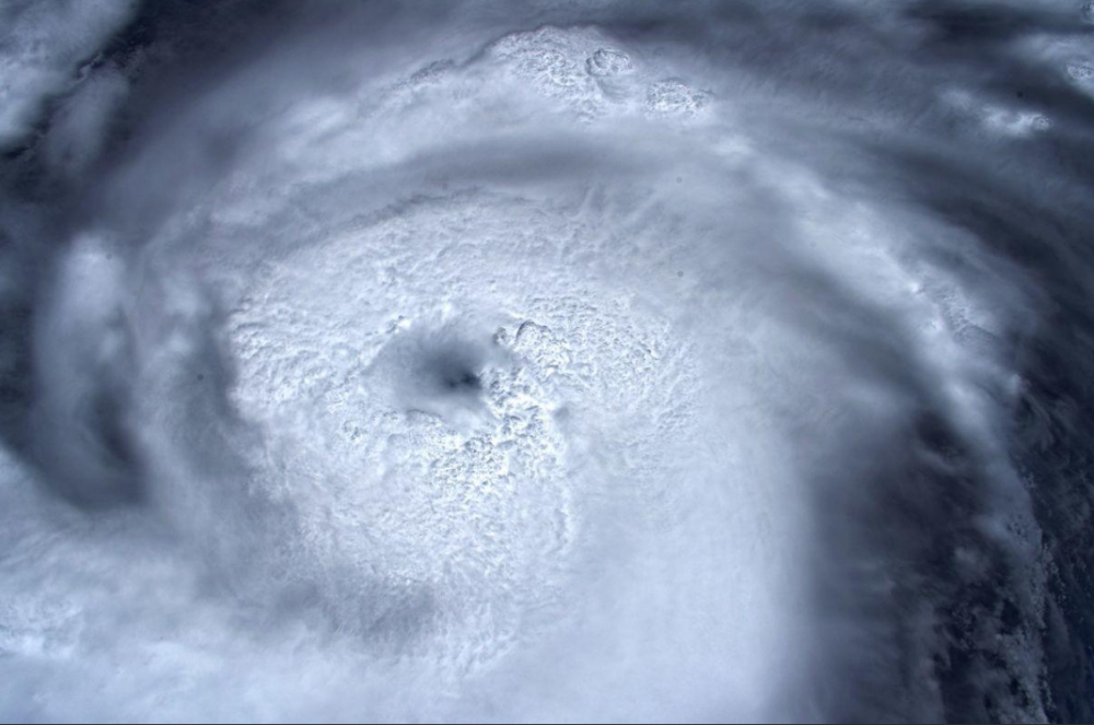 Cum arată din spațiu uraganul Dorian. Imaginile surprinse de un astronaut - Imaginea 1
