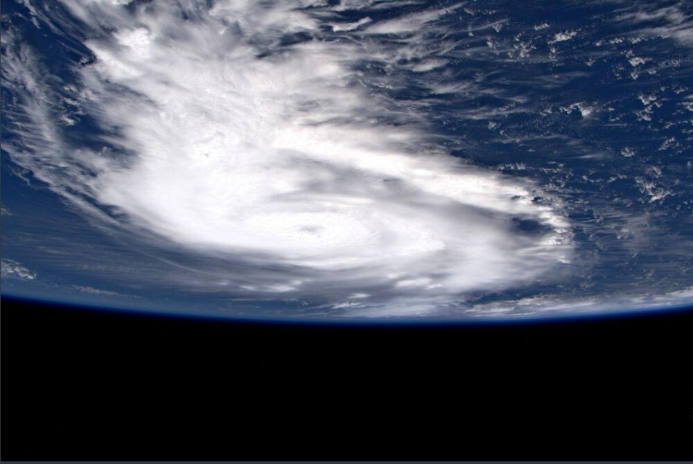 Cum arată din spațiu uraganul Dorian. Imaginile surprinse de un astronaut - Imaginea 6