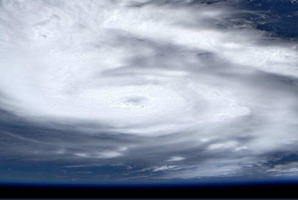 Cum arată din spațiu uraganul Dorian. Imaginile surprinse de un astronaut - Imaginea 3