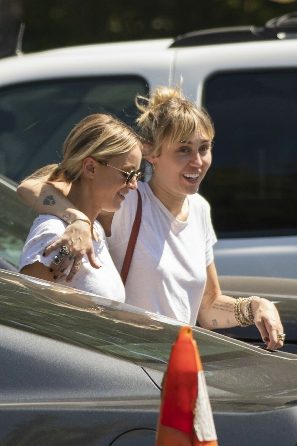 Noi imagini cu Miley Cyrus alături de femeia care a făcut-o să divorțeze de soț. FOTO - Imaginea 6
