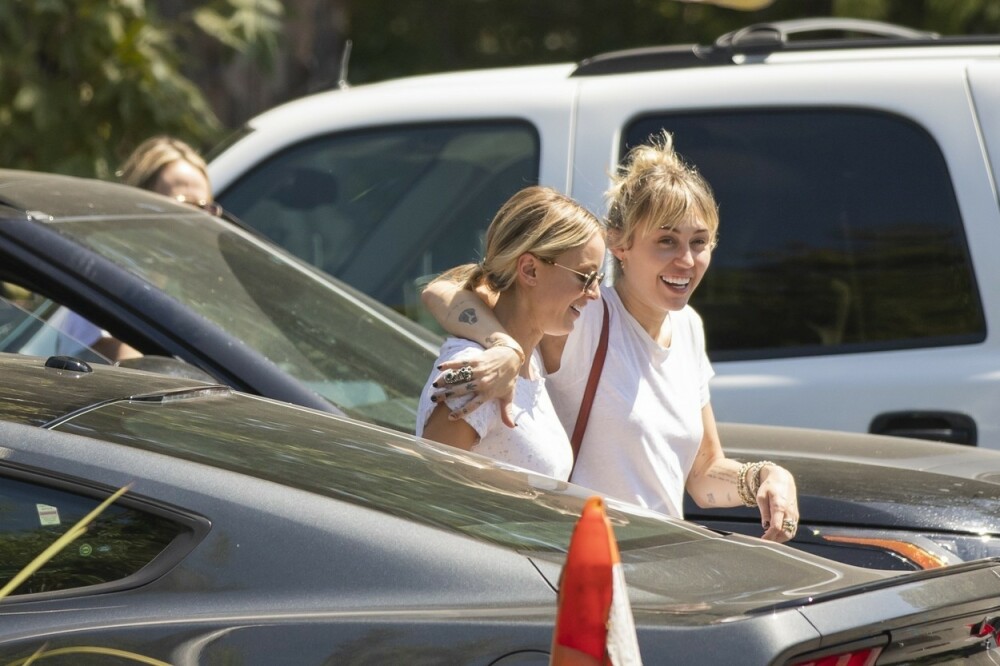 Noi imagini cu Miley Cyrus alături de femeia care a făcut-o să divorțeze de soț. FOTO - Imaginea 4
