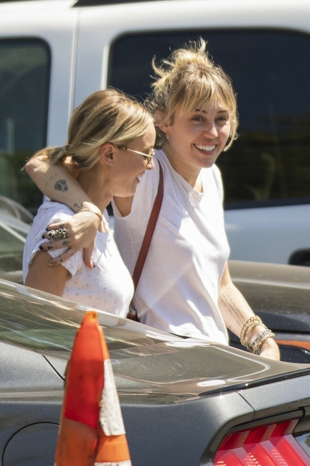 Noi imagini cu Miley Cyrus alături de femeia care a făcut-o să divorțeze de soț. FOTO - Imaginea 3