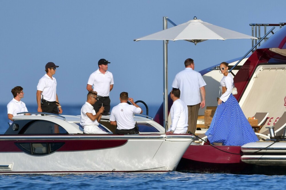 J.Lo, apariție de senzație în St. Tropez, unde celebrează ziua de naștere a iubitului. FOTO - Imaginea 19