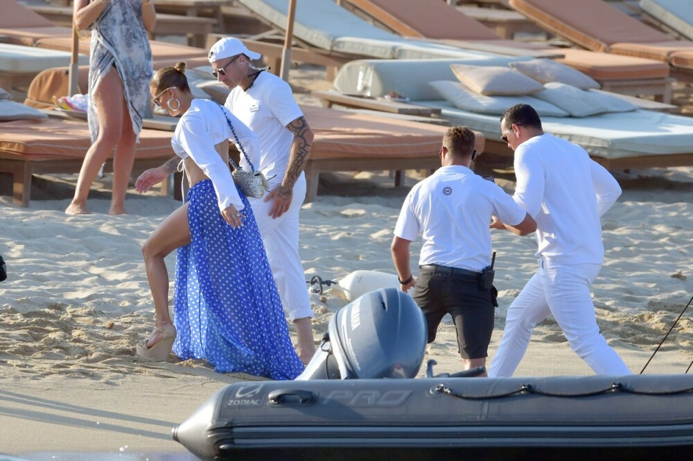 J.Lo, apariție de senzație în St. Tropez, unde celebrează ziua de naștere a iubitului. FOTO - Imaginea 18