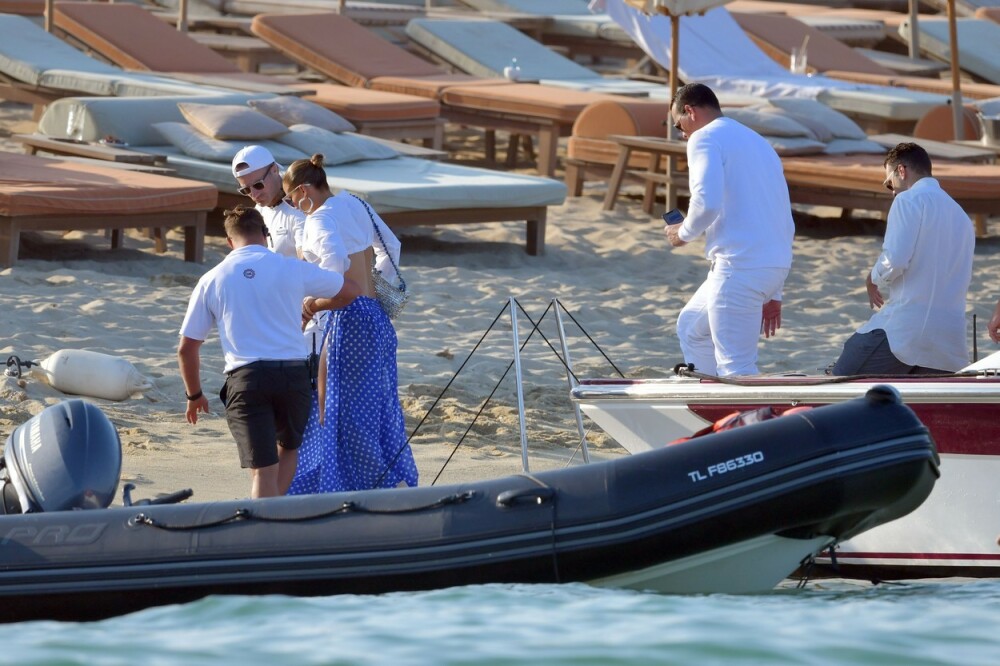 J.Lo, apariție de senzație în St. Tropez, unde celebrează ziua de naștere a iubitului. FOTO - Imaginea 12