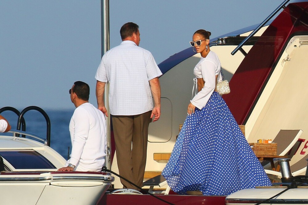 J.Lo, apariție de senzație în St. Tropez, unde celebrează ziua de naștere a iubitului. FOTO - Imaginea 11