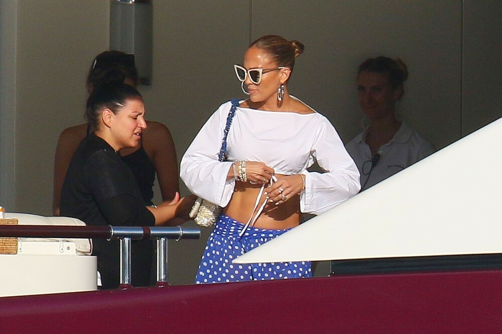 Jennifer Lopez, din nou în centrul atenției în St.Tropez. Nu a lăsat loc imaginației. FOTO - Imaginea 19
