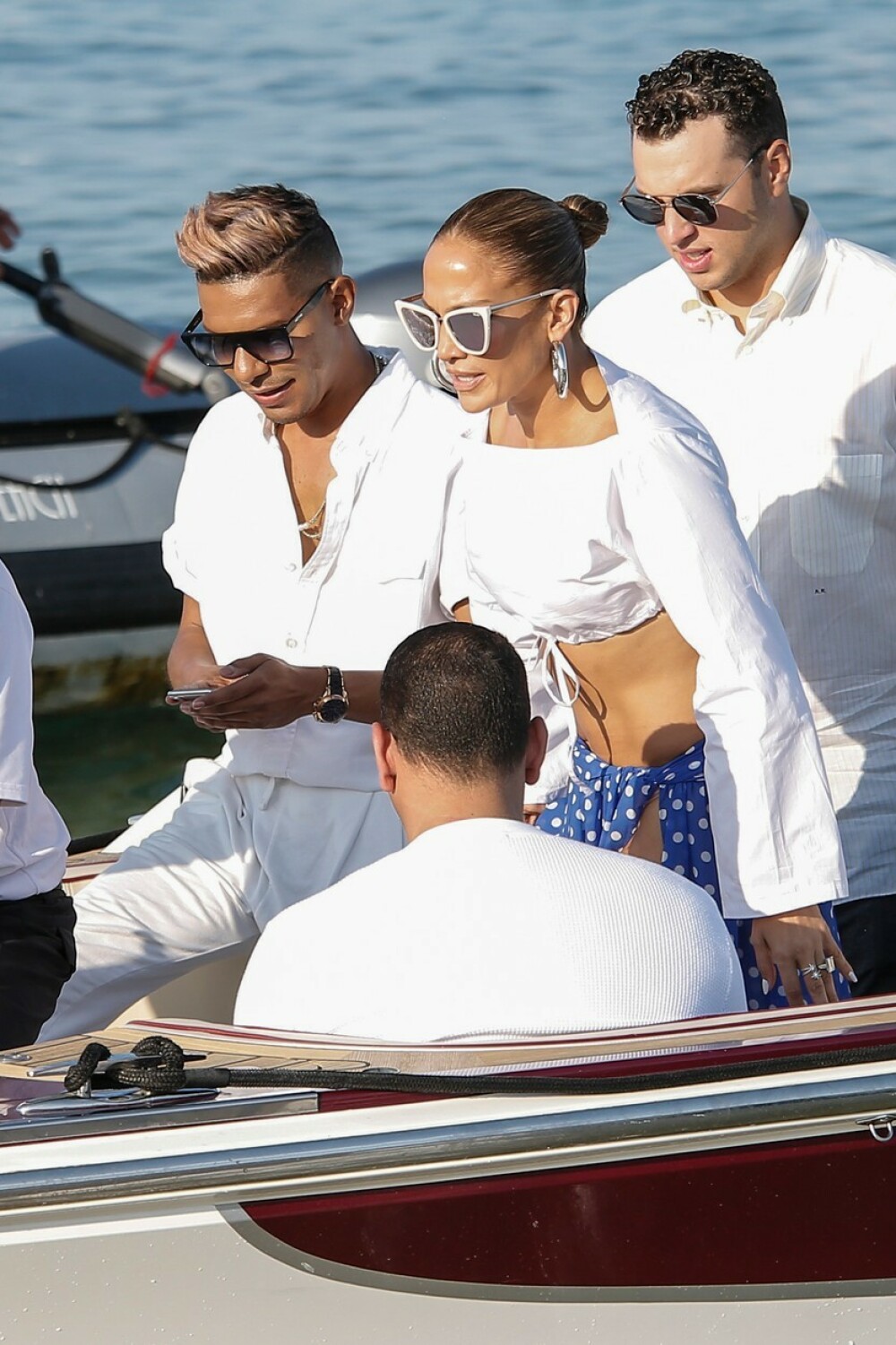 Jennifer Lopez, din nou în centrul atenției în St.Tropez. Nu a lăsat loc imaginației. FOTO - Imaginea 18
