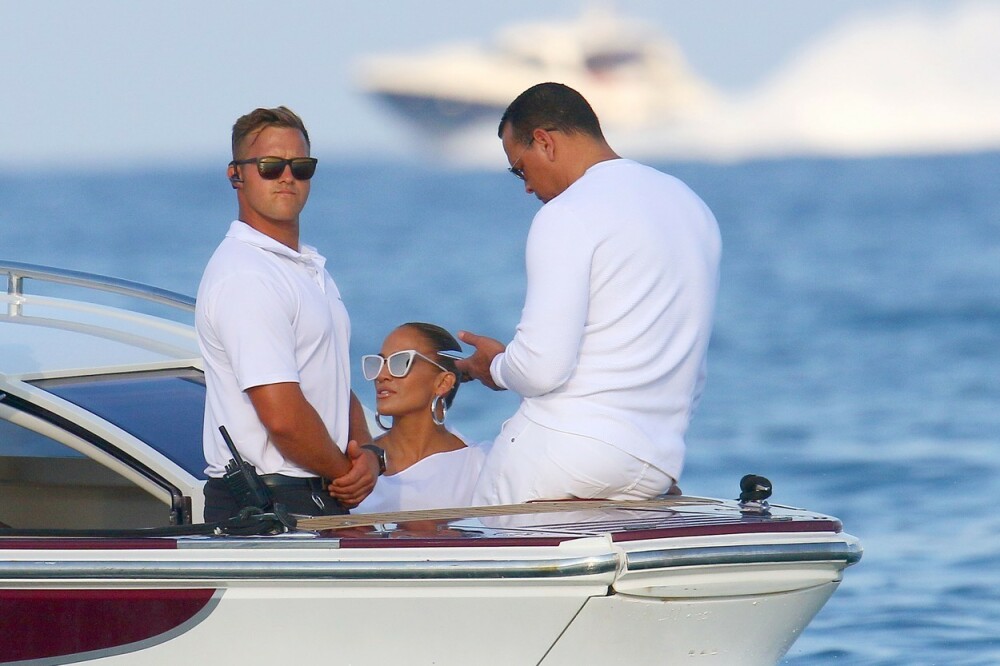Jennifer Lopez, din nou în centrul atenției în St.Tropez. Nu a lăsat loc imaginației. FOTO - Imaginea 11