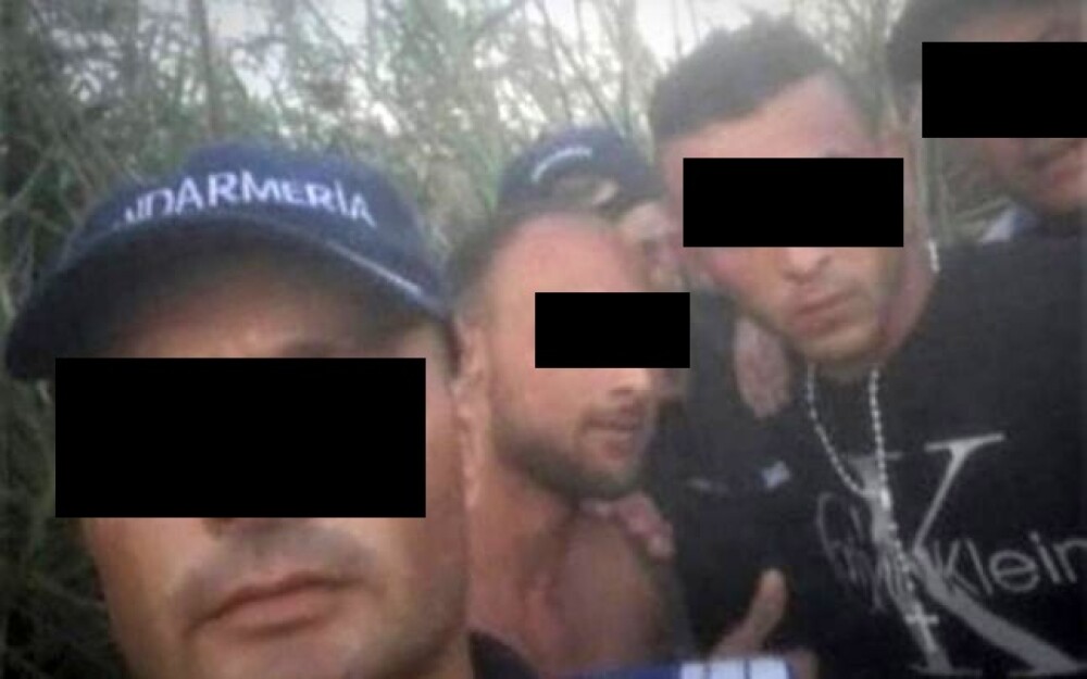 Anchetă la Jandarmeria Caracal, după ce 3 jandarmi și-au făcut un selfie cu 2 evadați - Imaginea 1