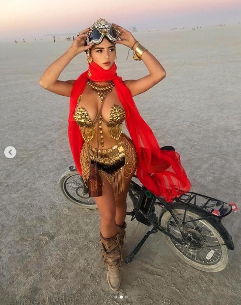 Modelul cu cel mai frumos posterior, apariție neașteptată la festivalul „Burning Man”. FOTO - Imaginea 6