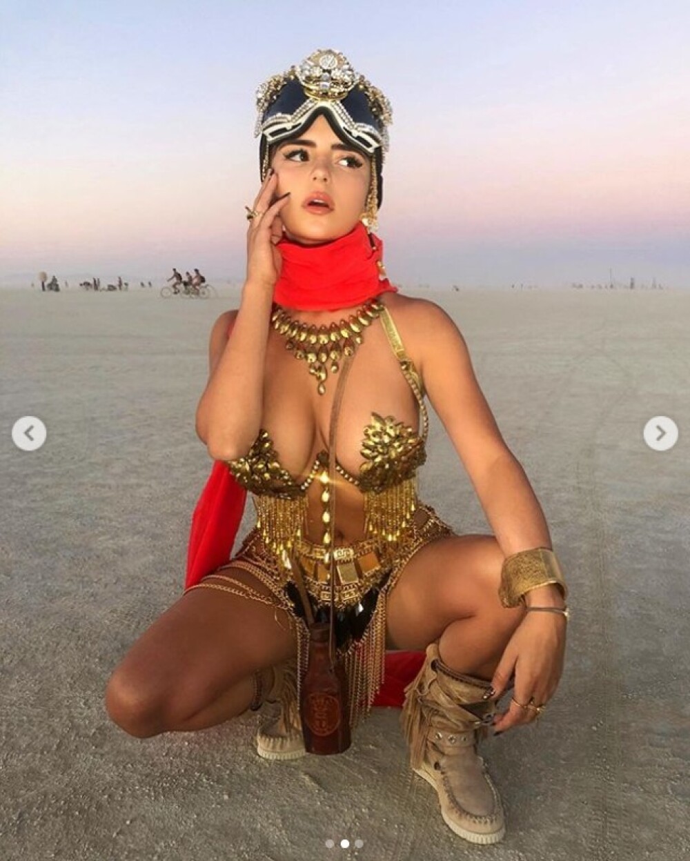Modelul cu cel mai frumos posterior, apariție neașteptată la festivalul „Burning Man”. FOTO - Imaginea 1