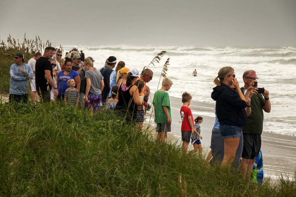 Motivul pentru care sute de persoane s-au strâns pe o plajă, deși scăldatul e interzis - Imaginea 6