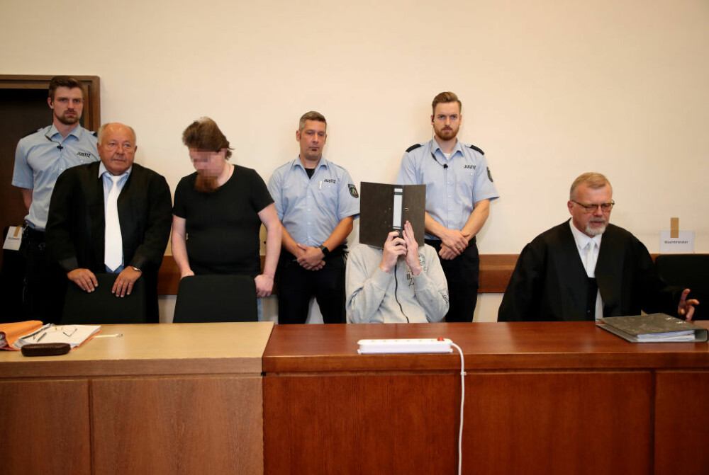 Verdict în cazul celor doi germani care au abuzat zeci de copii de peste 450 de ori - Imaginea 1
