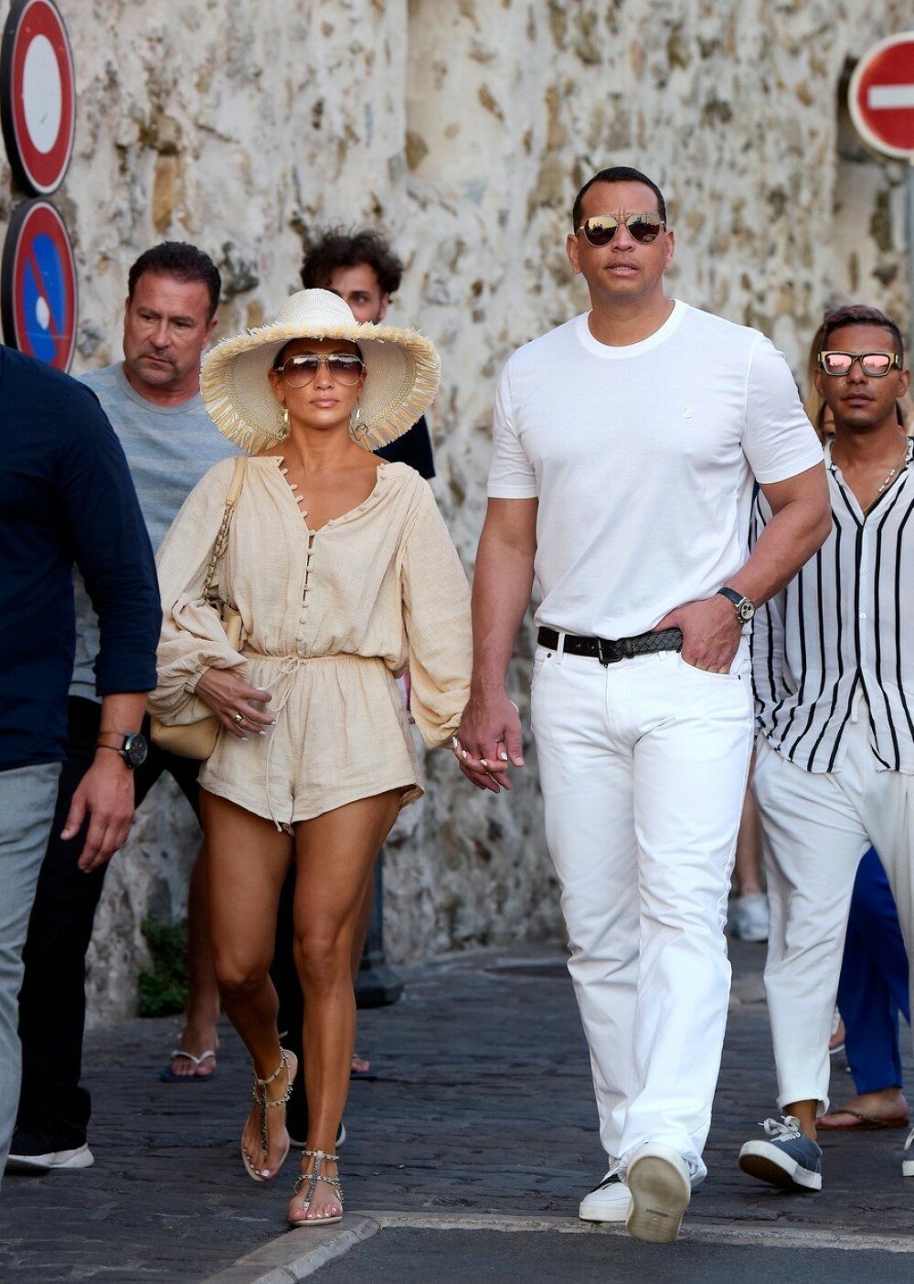 Jennifer Lopez, din nou în centrul atenției în St.Tropez. Nu a lăsat loc imaginației. FOTO - Imaginea 9