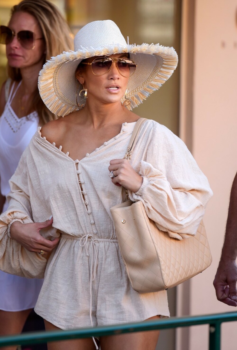 Jennifer Lopez, din nou în centrul atenției în St.Tropez. Nu a lăsat loc imaginației. FOTO - Imaginea 8