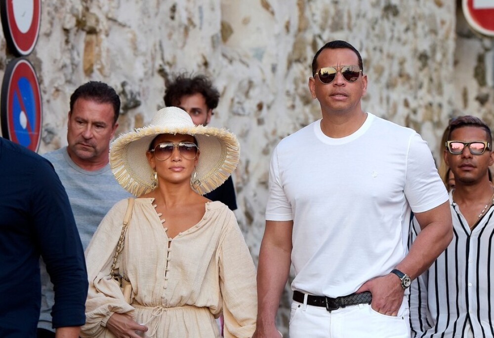 Jennifer Lopez, din nou în centrul atenției în St.Tropez. Nu a lăsat loc imaginației. FOTO - Imaginea 20