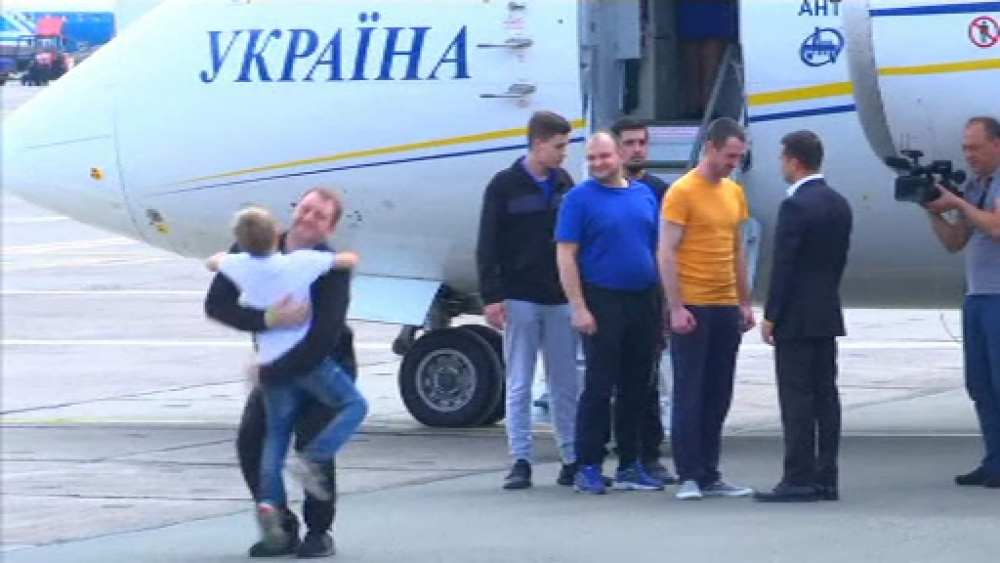 Schimb istoric de prizonieri între Rusia și Ucraina. Urale la sosirea avionului în Kiev - Imaginea 1