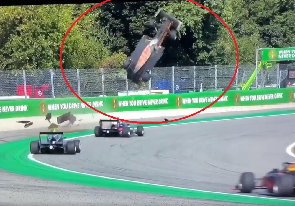 Moment șocant la o cursă de Formula 3. O mașină, „catapultată” la câțiva metri în aer. VIDEO - Imaginea 3