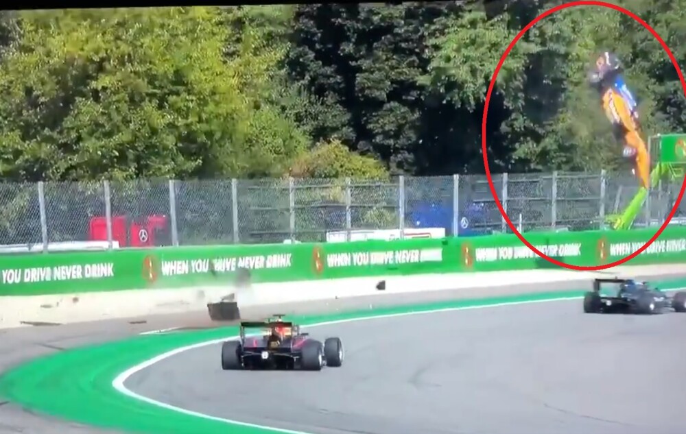 Moment șocant la o cursă de Formula 3. O mașină, „catapultată” la câțiva metri în aer. VIDEO - Imaginea 1