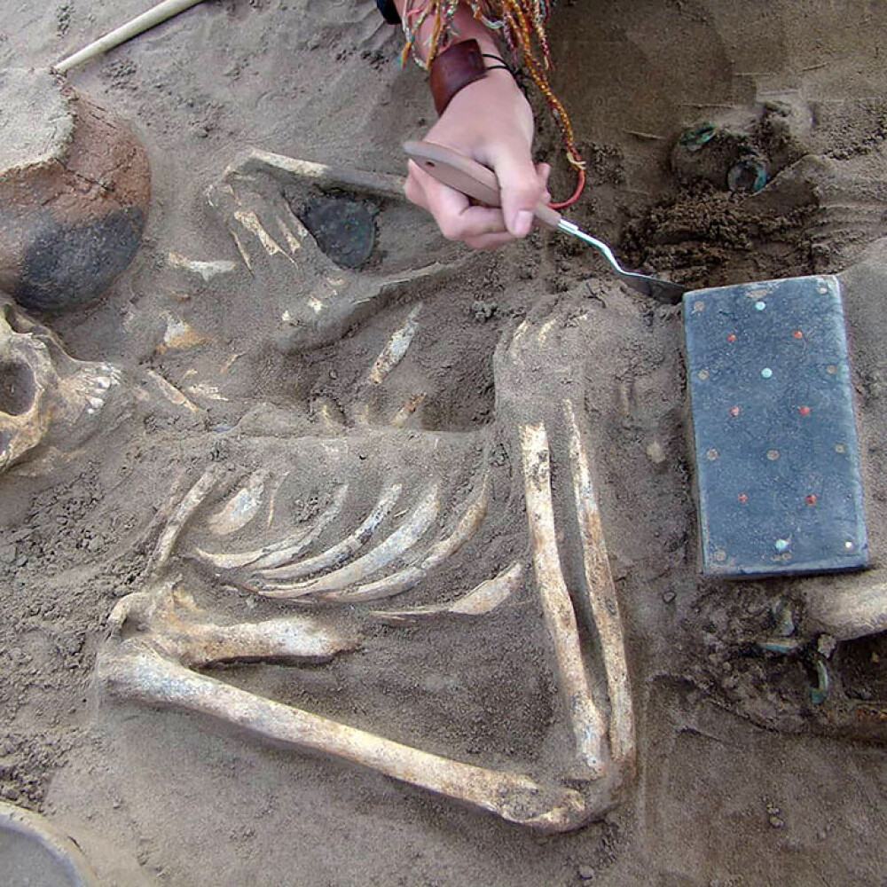 Obiectul misterios găsit într-un mormânt vechi de 2100 de ani din ”Atlantida Rusiei” - Imaginea 7