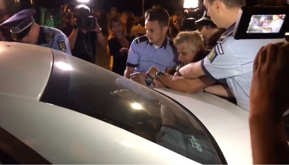 Scandal în fața sediului PSD. Protestatarul „Ceaușescu”, ridicat de poliție. VIDEO - Imaginea 3