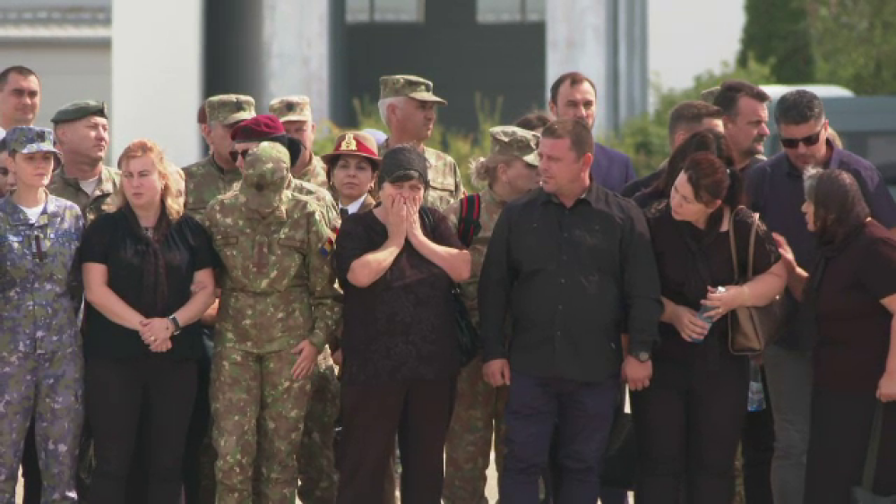 Trupurile românilor ucişi în Afganistan au fost repatriate. Familiile, cu ochii în lacrimi - Imaginea 4