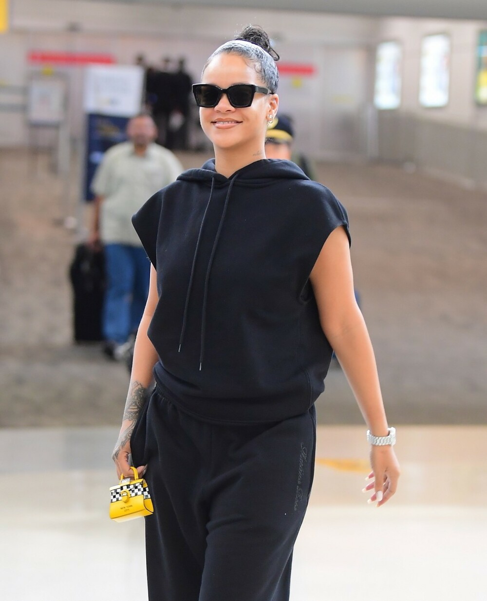 Accesoriul minuscul purtat de Rihanna la aeroport. A stârnit zâmbetele tuturor. FOTO - Imaginea 2