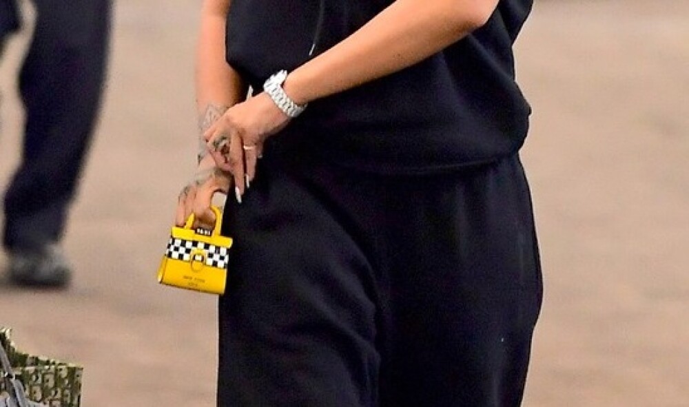 Accesoriul minuscul purtat de Rihanna la aeroport. A stârnit zâmbetele tuturor. FOTO - Imaginea 1