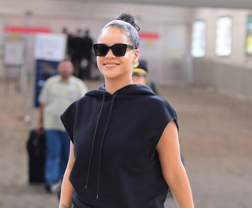 Accesoriul minuscul purtat de Rihanna la aeroport. A stârnit zâmbetele tuturor. FOTO - Imaginea 4