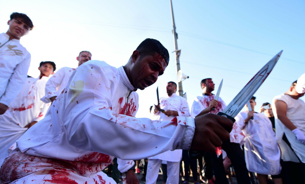 Imagini șocante la un festival din Irak. Oamenii s-au tăiat cu săbiile pe cap - Imaginea 2