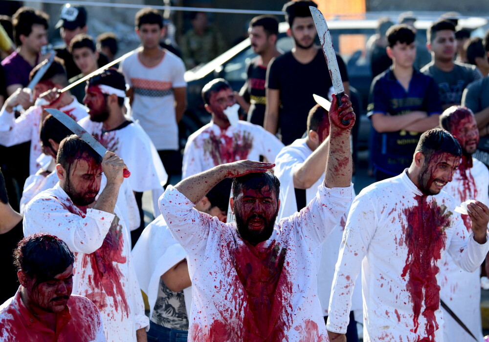 Imagini șocante la un festival din Irak. Oamenii s-au tăiat cu săbiile pe cap - Imaginea 3