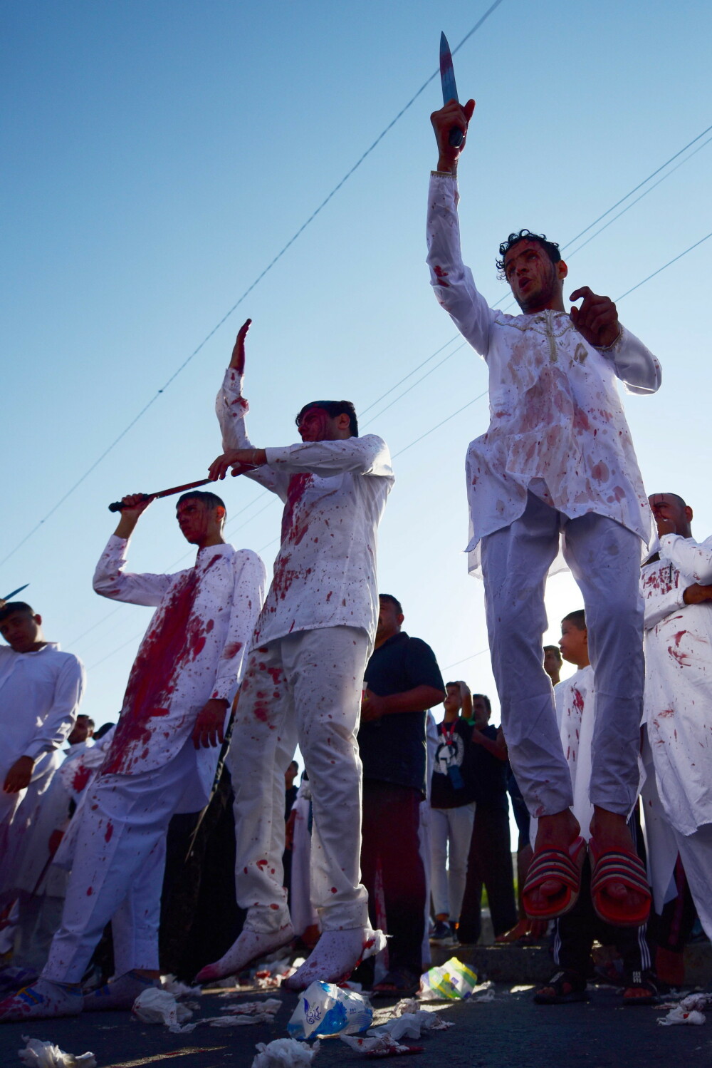 Imagini șocante la un festival din Irak. Oamenii s-au tăiat cu săbiile pe cap - Imaginea 6