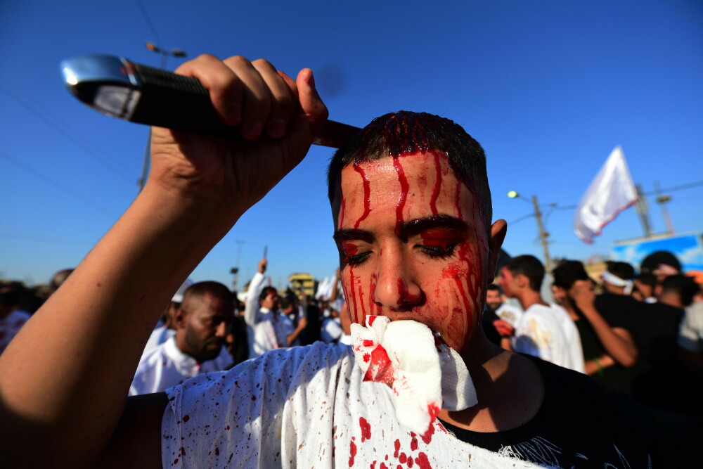 Imagini șocante la un festival din Irak. Oamenii s-au tăiat cu săbiile pe cap - Imaginea 8