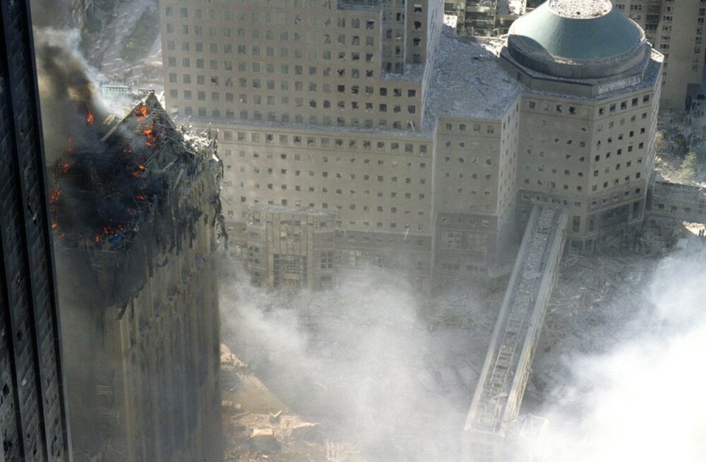 Fotografii nemaivăzute cu dezastrul provocat de atacul terorist din 11 septembrie - Imaginea 9
