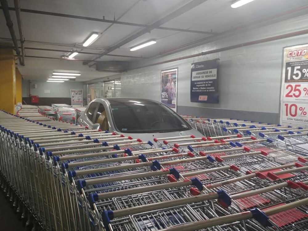 Motivul pentru care un șofer și-a găsit mașina înconjurată de cărucioare de cumpărături - Imaginea 1