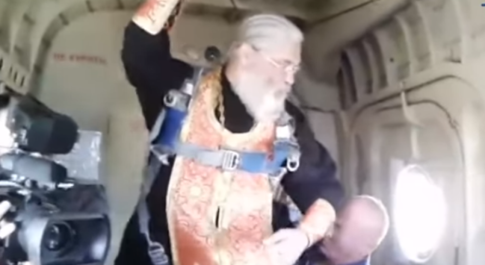 Motivul pentru care un preot rus a aruncat apă sfințită din elicopter. VIDEO - Imaginea 1