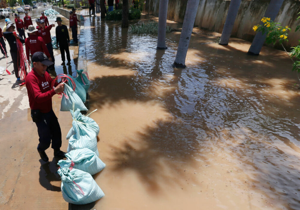 Thailanda, afectată de inundații. Sunt 32 de morți. Zeci de mii de oameni, evacuați - Imaginea 3