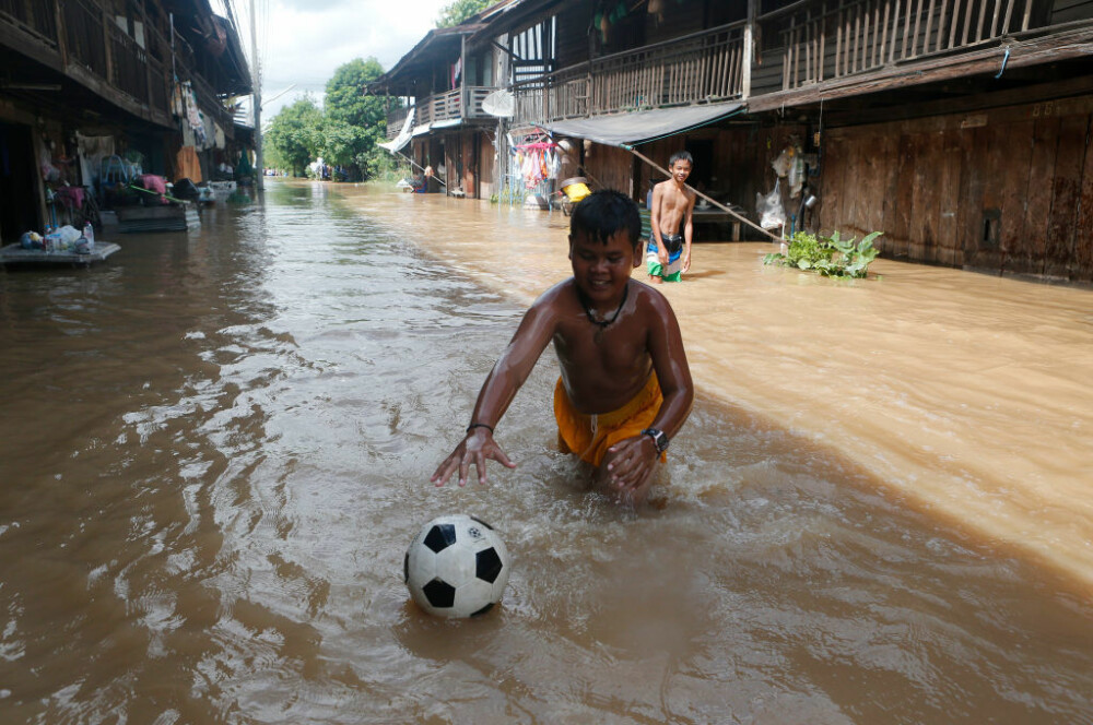 Thailanda, afectată de inundații. Sunt 32 de morți. Zeci de mii de oameni, evacuați - Imaginea 2